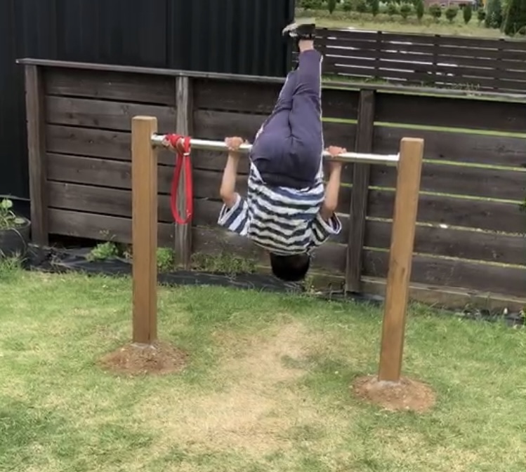 廊下の鉄棒で逆上がりの練習茶娘どっとこむ