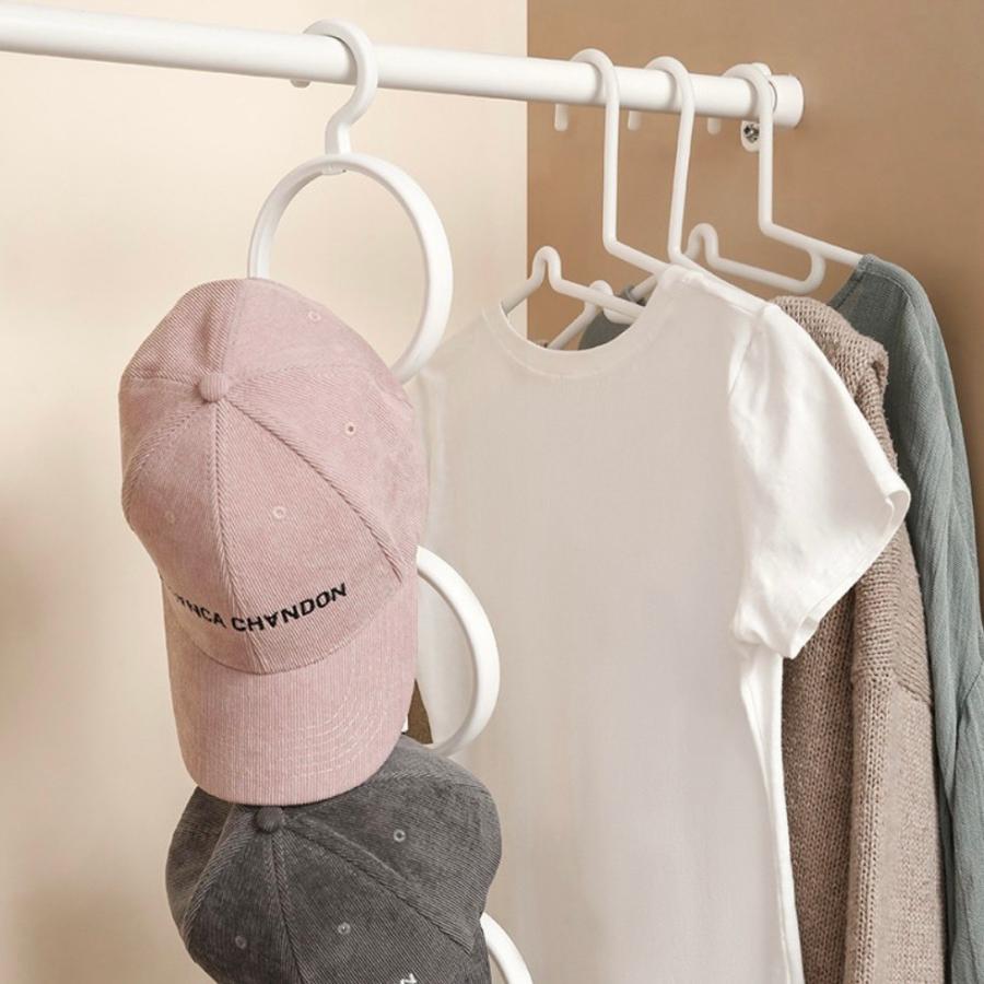 玄関 . 小学生の三女は、玄関で最後の身支度。 帽子と家の鍵、自転車の鍵、制服やスーツのホコリ取りを靴箱の横に吊り下げ収納しています雑巾をそのまま撮ってしまったマイクロファイバークロスもすぐ使えるように、ここにかけています家の鍵は車みたいな電子