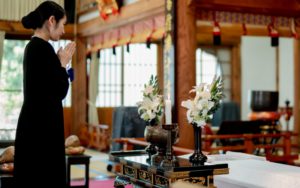 法事に持っていくものを解説！施主と参列者の持ち物終活ライブラリ