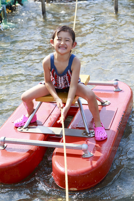 猛暑となり、公園の噴水で水遊びを楽しむ子どもたち ：にっぽんの猛暑 写真特集：時事ドットコム