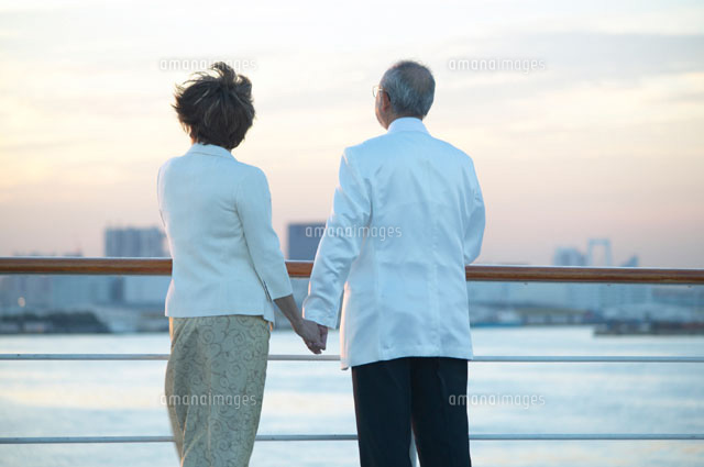 手をつなぐシニアカップル 29937000056 の写真・イラスト素材アマナイメージズ