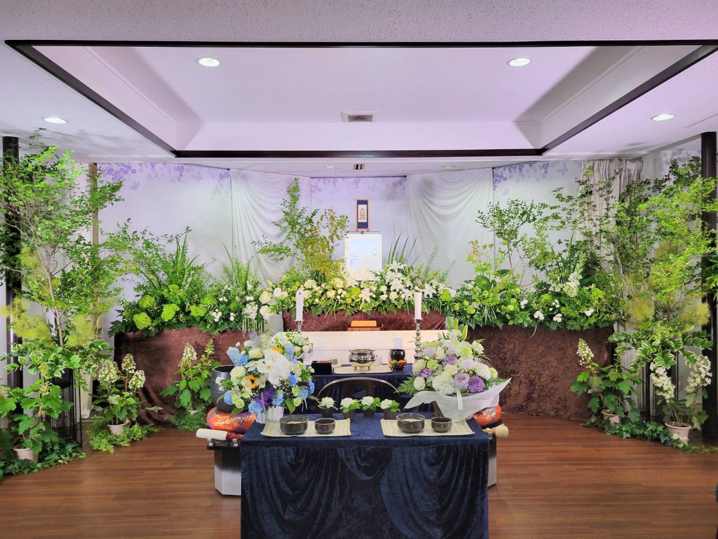 生花祭壇のデザイン例を画像で紹介。費用やサイズ、祭壇選びのポイントも解説します栃木・茨城の葬儀・家族葬なら さがみ典礼