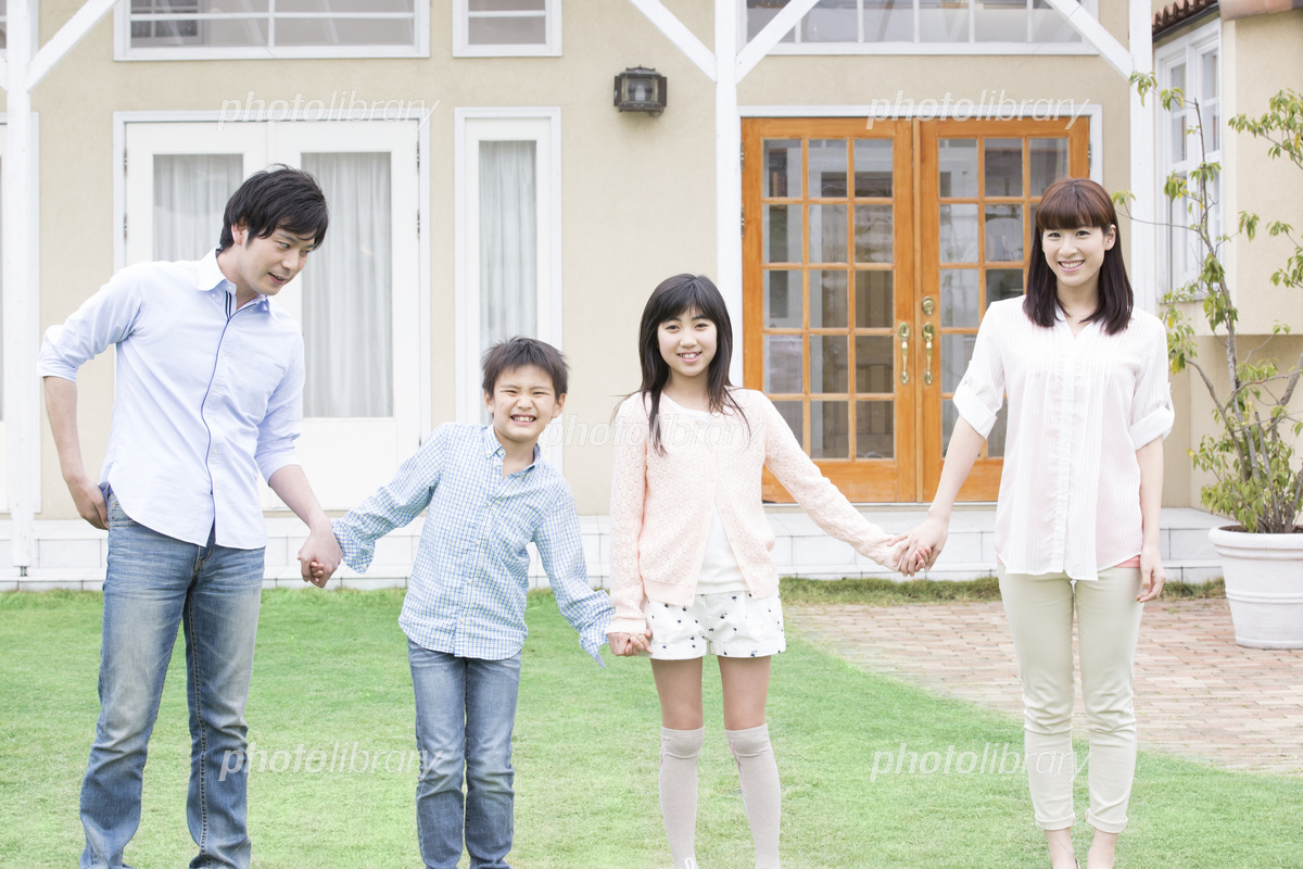 手を繋いで歩く日本人家族の写真素材129303826- イメージマート