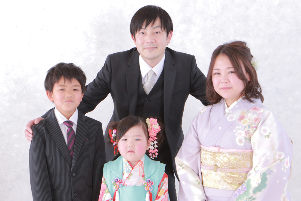 七五三 良く聞かれる質問にお答え！七五三の兄弟・姉妹の服装は何がいい？写真では着物がおすすめ！！トータルフォトスタジオトマト栃木県小山市の写真館です。七五三、お宮参り、成人式はトマトへ