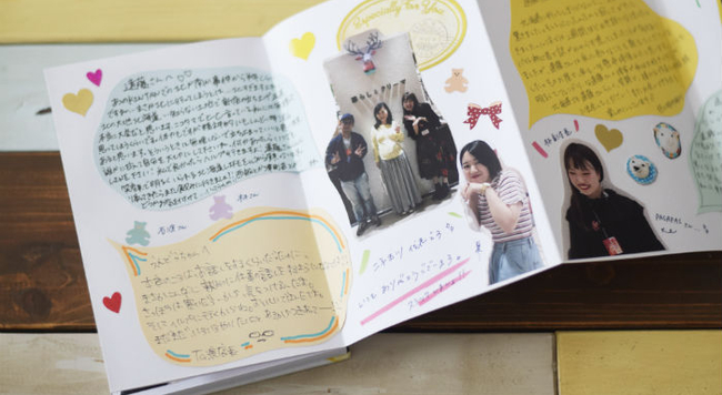 二つ折り色紙 イラスト メッセージシール付き 寄せ書き 大人数 かわいい おしゃれ 結婚式 誕生日 アイデア デザイン 贈り物 プレゼント ギフト