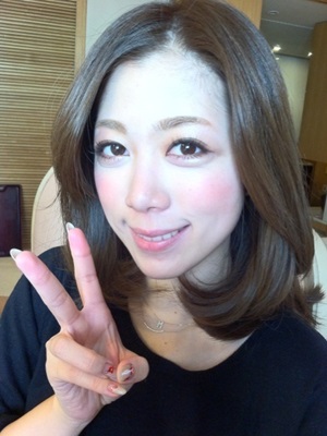 福岡へ引っ越してきたので沖縄にも近くなり・ ということで7月に2泊3日で沖縄旅行へ行きました。 福岡空港から那覇空港まで1時間40分程度。子連れでの飛行機は初めてでした。 離陸するのはお昼過ぎ。 少し早めに空港へ行ってお昼ご飯を済ませることにしました