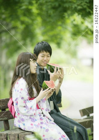 公園のベンチに座りながらキスをする美しい夫婦写真素材358448882Shutterstock