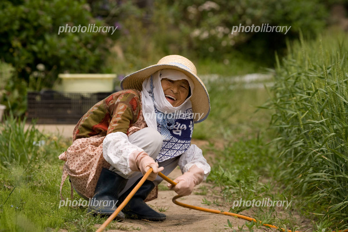 麦わら帽子を被った農家のおばあさん 02895000003 の写真・イラスト素材アマナイメージズ