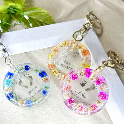 実寸サイズの手形 足形をオリジナルアートにした世界に１つのキーホルダー 手形アート 足形アート キーホルダー赤ちゃん 手形 足形 足型アートベビー メモリアル スタンプ インク キット 出産祝い 出産内祝い 内祝い 出産 名入れ ギフト 100日祝い ハーフバースデー 1歳 誕生日 手形足型