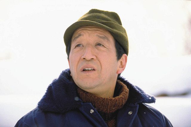 田中邦衛の画像・写真'13年11月、妻とともに自宅前を掃除する姿。落ち葉を掃く姿はやせ細っていた - 4枚目週刊女性PRIME