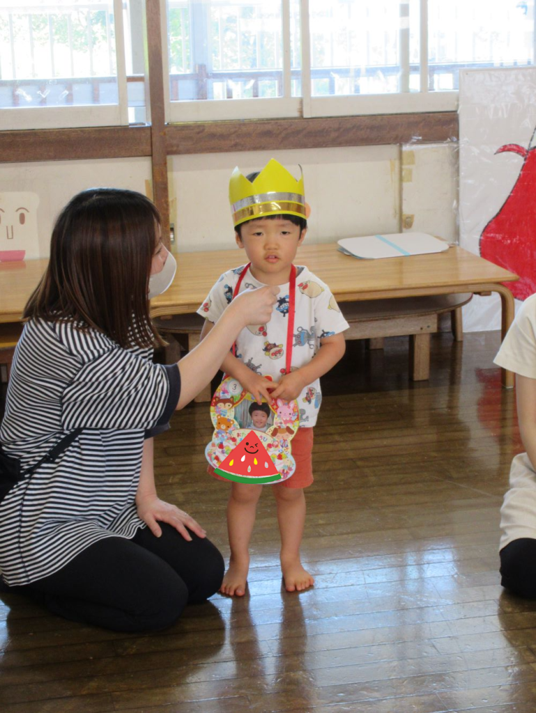 8月生まれのお誕生会がありました🎉🎂保育者の出し物は，かき氷シアターでした🍧魔法で色が変わると大喜びの子どもたちでした💕楽しくお祝いできました😊
