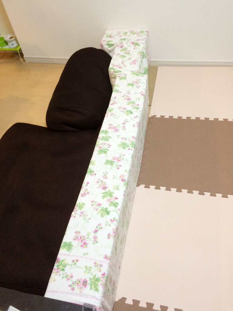 安くて簡単にできる自作ベビーゲート！ミネラルウォーター入りダンボールとタオルケットで実際に作ってみた - ボーダレス