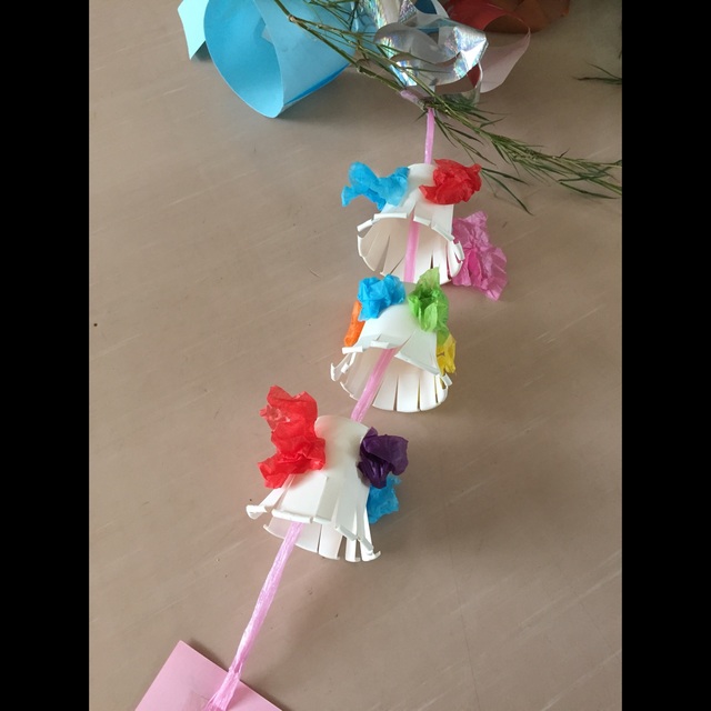 折り紙で笹の葉の折り方。簡単に七夕飾りのリースや笹つづりの作り方。幼稚園や保育園の7月の手作り製作にも最適です♪