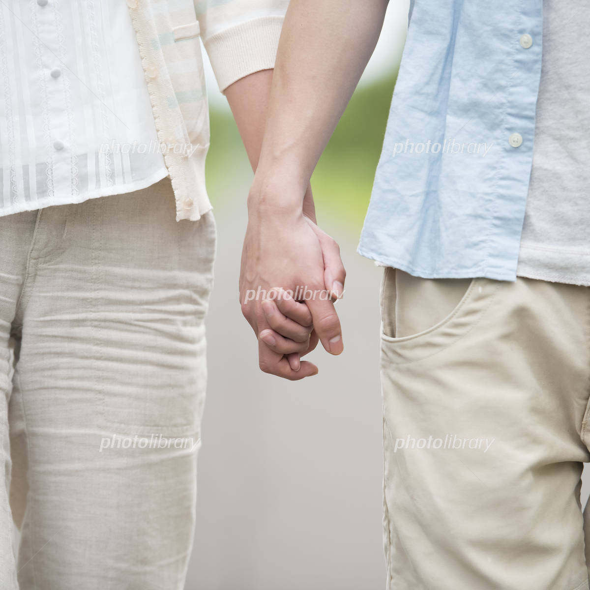 カップルが手を繋いでいるの写真・画像素材-Snapmart スナップマート