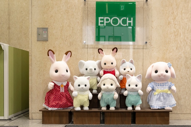 こちらは2004年発売の『あかりの灯る大きなお家』です♪ シルバニアファミリー20周年を記念して発売されました✨ 実際に照明がつき、シルバニアハウスシリーズの新たなシンボル的存在となりました🏠シルバニアファミリーシルバニアsylvanianfamilies