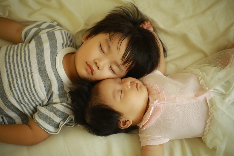 動き回ってなかなか寝ない赤ちゃん！転がる理由とその対処法 - teniteo テニテオ