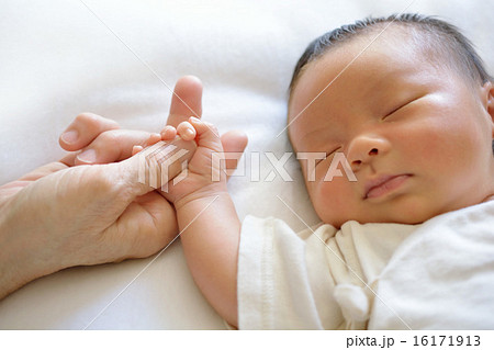 パパの指を握るアジア人の赤ちゃんの写真素材76253072- PIXTA