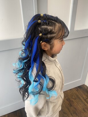 今日のヘアアレンジ😊 まっは編み‼️‼️なヘアアレンジ 全部が一発勝負🙂2人で15分アレンジ 丸四つ編み一本編みパーマ♡ハーフアップアレンジ女の子ヘアアレンジ 子供ヘアアレンジ キッズヘアアレンジ ハートヘアアレンジ 裏編み込みアレンジ