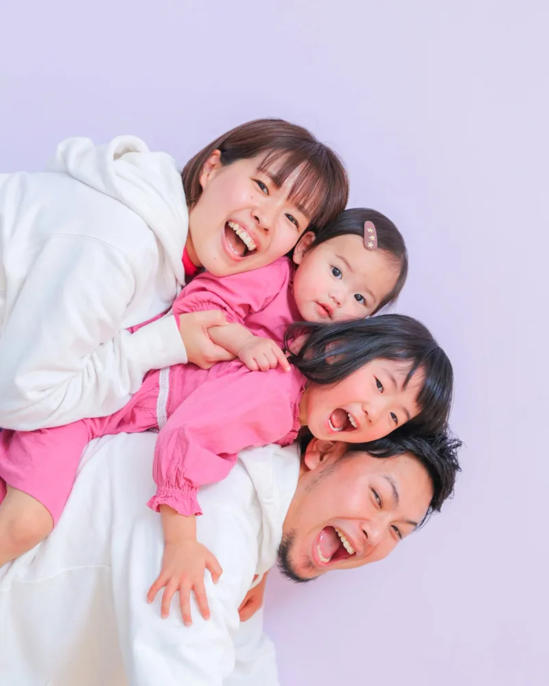 おしゃれなモノクロ「家族写真」「プロフィール写真」 東京・表参道、大阪・本町の写真館 - サクラスタジオ・フォトグラフィ