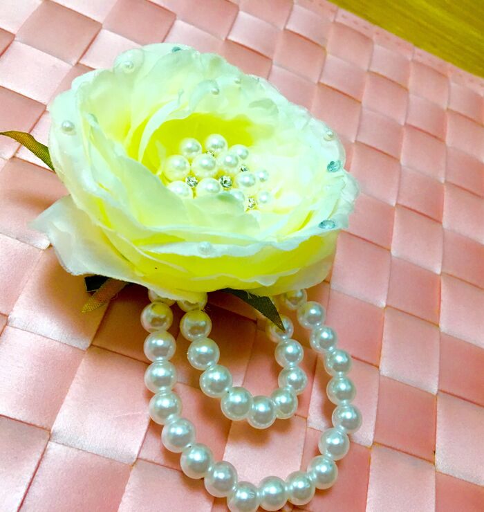 年に1回 それならダイソーでもよくない？⁡ ⁡ ⁡⁡ ⁡ ⁡ ⁡⁡⁡ ⁡ダイソーで3月4月に活躍する⁡ ⁡コサージュを買ってみました🌹 ⁡ ⁡⁡⁡⁡ ⁡ ⁡ ⁡今までもコサージュは売ってたけど⁡ ⁡今年はレベルが違う！⁡ ⁡⁡ ⁡めちゃめちゃクオリティ高いです😂⁡ ⁡⁡ ⁡ ⁡ ⁡ ⁡⁡しかも種類が豊富