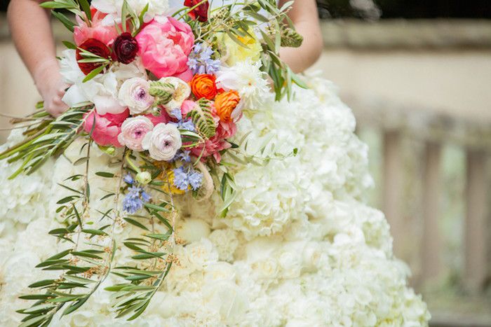 カサブランカの花言葉は花嫁そのもの！沖縄リゾ婚に合うブーケ4選ainowa沖縄リゾートウェディング