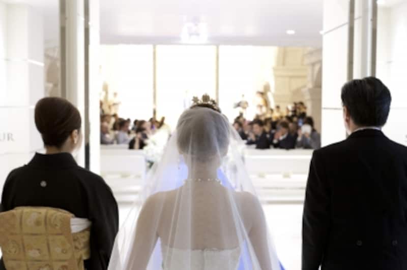 結婚式のお礼ギフトに添える「メッセージ」の文例をご紹介💌 他のゲストよりも早く来てくれて、 大変なお仕事を引き受けてくれた感謝の気持ちを込めて、プレゼントと一緒にメッセージも贈りましょう🤍 marryのサイトでもご紹介しています📝 @marryxoxo_id のプロフィール