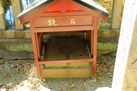 鏡作坐若宮神社 当神社の若宮様は、白蛇としてお祀りされ、社殿には白蛇の装飾がされております。 巳年の令和7年は、若宮様にもフォーカスし、若宮神社の御朱印やおみくじをお受けいただけます。十数年前、若宮社殿の塗り替え工事が終わった数日後、 大雨の降る中、神々