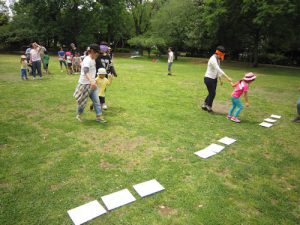 室内でゲームなど楽しむ 「こどものもり」親子遠足 – 道北ネット