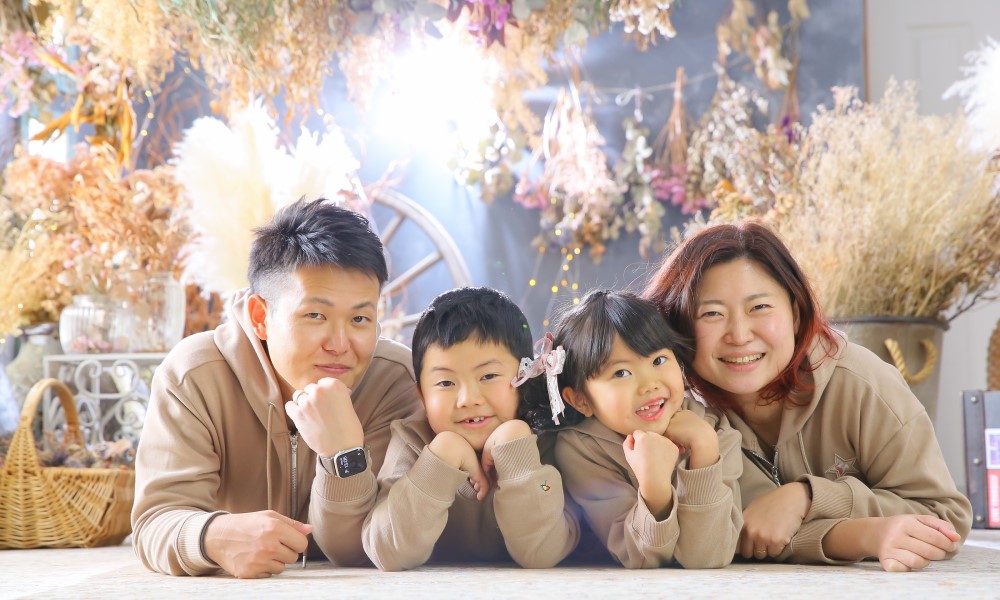 おもしろい家族写真のポーズやアイディアを紹介！おもしろく撮るためのポイントもフォトスタジオ ハピスタ 家族写真・子供写真・七五三