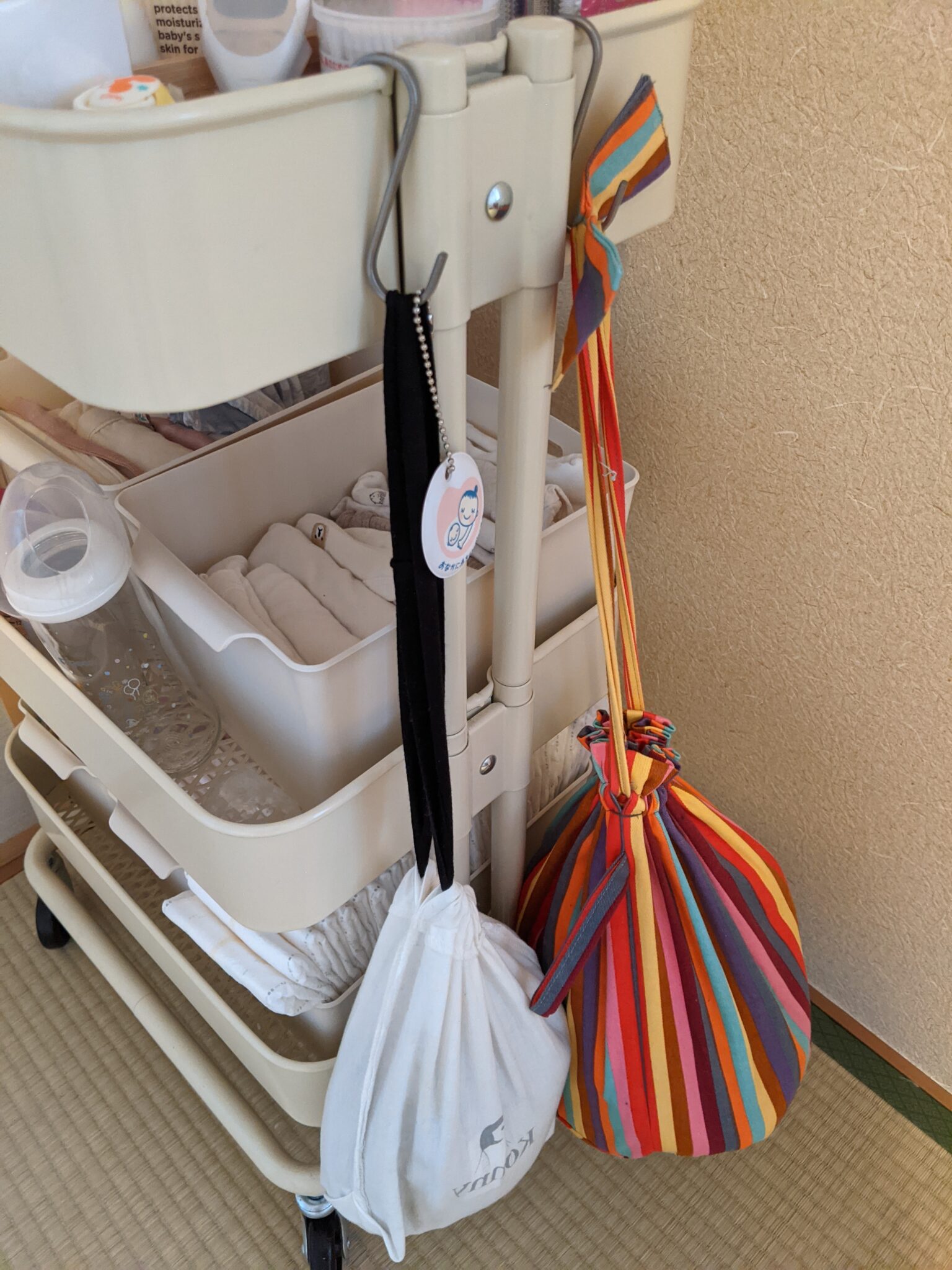 𝙱𝚊𝚋𝚢 𝚠𝚊𝚐𝚘𝚗 🤍 詳細はスワイプしてみてね➡️ なんだかんだ早いものでもう臨月🤰 先日水通しが終わり 肌着等を収納する ベビーワゴンを やっと作ったよ🧺♡ IKEAなどの角が丸いワゴンが人気だけど ベビ用に買ったキャビネットに合わせて 我が家はIKEA『ニッサ