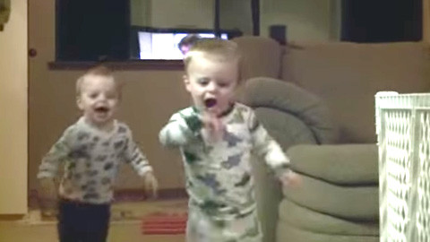 シンクロする双子ちゃん🍒 ⁡ @ nn_twins1117 さんの投稿をご紹介！ ⁡------♡--------♡---------------- ⁡ ハムハム𝚝𝚠𝚒𝚗𝚜🐹🐹‪ .* ⁡------♡--------♡---------------- ⁡ @baby_gram._ では、 癒される赤ちゃんの画像や動画を毎日配信しております‬