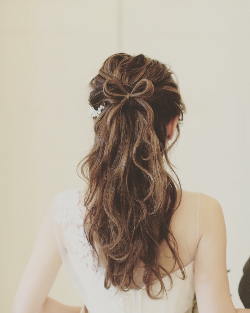 挙式・披露宴・お色直しと3パターンの髪型、 どれも本当にお似合いでした 💓 髪型をチェンジする楽しさはもちろんあるのですが、、実ははじめのお支度が仕上がった際 つるんとシニヨンがお気に入りすぎて、 「披露宴で変えるのやめようかな ✨」とおっしゃって くれたの