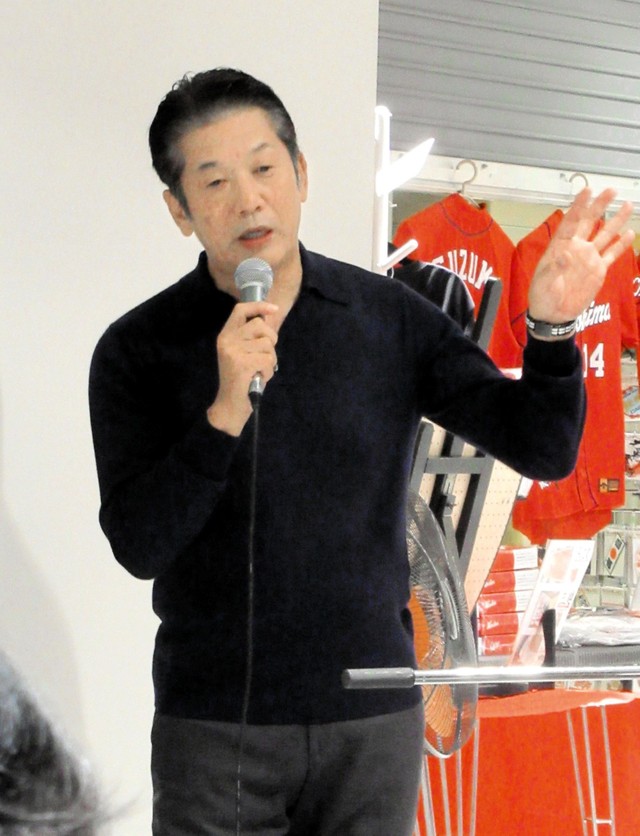 雛子さんが撮った親子2ショット3連発✨と撮影が終わってお疲れ様の慶彦さん😀 慶彦さんも娘さんの前ではこんな事もしてくれるんですね❗️といつも緊張しながら撮影にのぞむスタッフは思ったに違いないでしょう 💦YouTubeにもどんどんストイックになってくれている慶彦