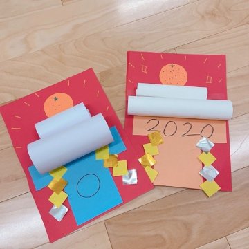 1月の製作アイデア「ちぎり絵の鏡餅②」🐮 鏡餅の大小２つの丸いお餅には「円満に年を重ねる」という願いが込められています✨子ども達とお正月の話をしながら「鏡餅」をちぎり絵で作ってみましょう♪ 紙の質感や破く音、のりの感触などを楽しみながら製作してみて