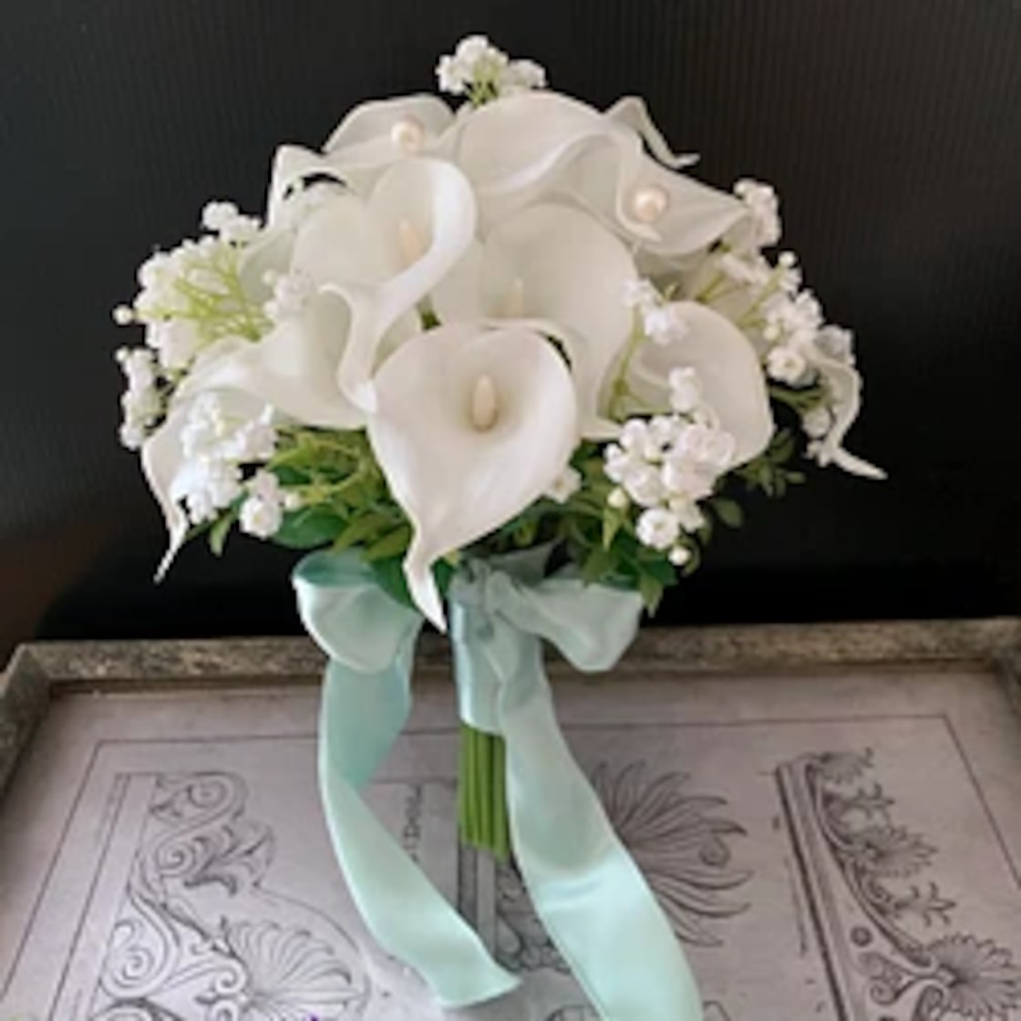 送料無料! 造花ブライダルブーケ☆ブライダルブーケ 白バラ＆かすみ草 キャスケードブーケ ブルーのミニバラ付き ・ブートニア付き☆ブーケウエディングブーケ翌日お届けブライダルブーケ-ブルーマート - プレゼント＆ギフトのギフトモール