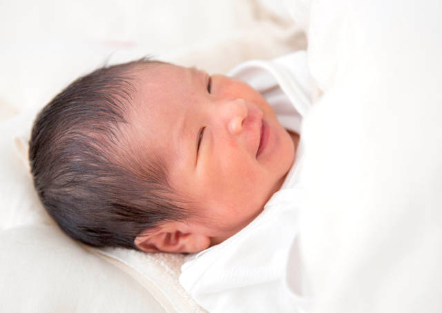 笑顔の赤ちゃんの顔アップ 07800040103 の写真・イラスト素材アマナイメージズ