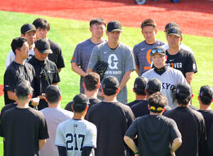 巨・ヤ＞4回、赤星の適時打で生還した甲斐 右 を出迎える阿部監督 撮影・尾崎 有希- スポニチ Sponichi Annex 野球