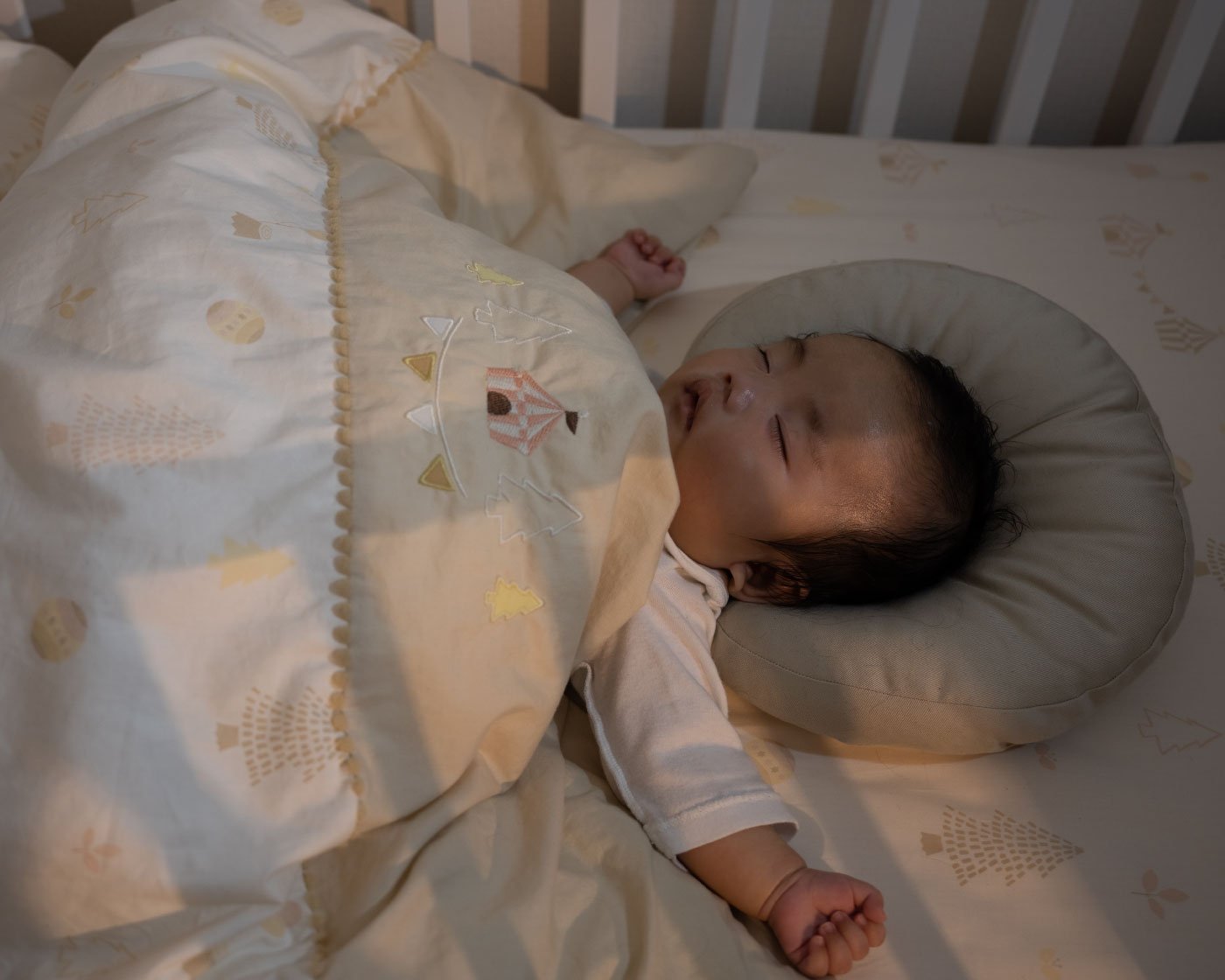 新生児は夜泣きをしない？夜泣いてしまう原因と対処法とは？ママリ