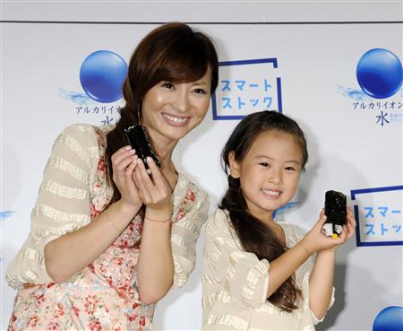 新山千春 長女と浴衣姿での親子ショット披露「仲良し姉妹みたい」「さすが美人親子」の声 - スポニチ Sponichi Annex 芸能