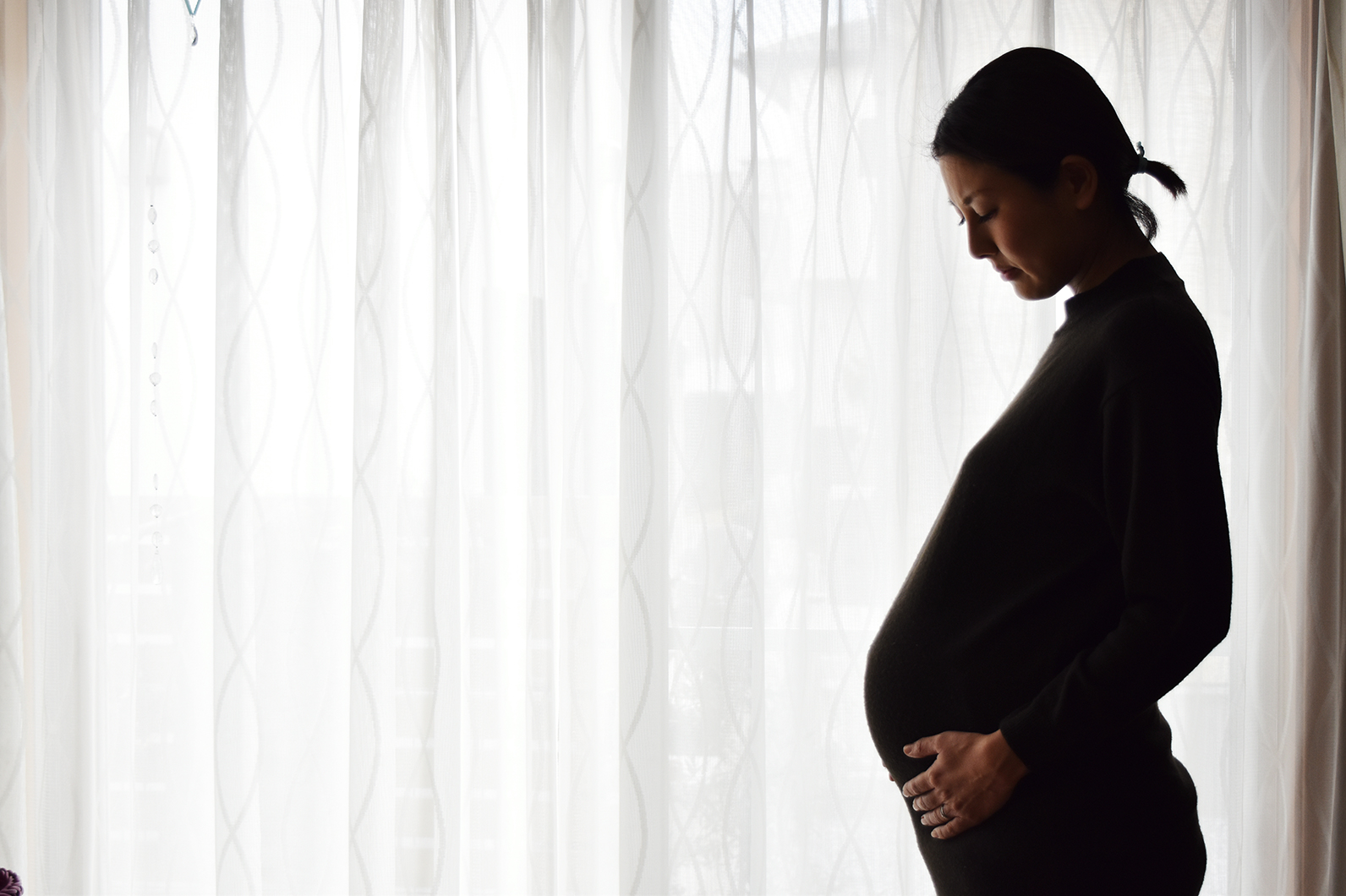 マタニティフォト セルフ写真を夫婦で撮るコツ。おしゃれなポーズや衣装、小物まとめ。まいにちRAINBOW