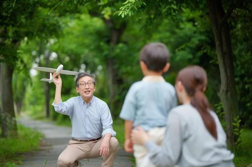 おじいちゃんの車椅子を押すおばあちゃんの後ろ姿イメージ_写真 id 507715906_PRF画像フォーマットJPG_jp.lovepik.com