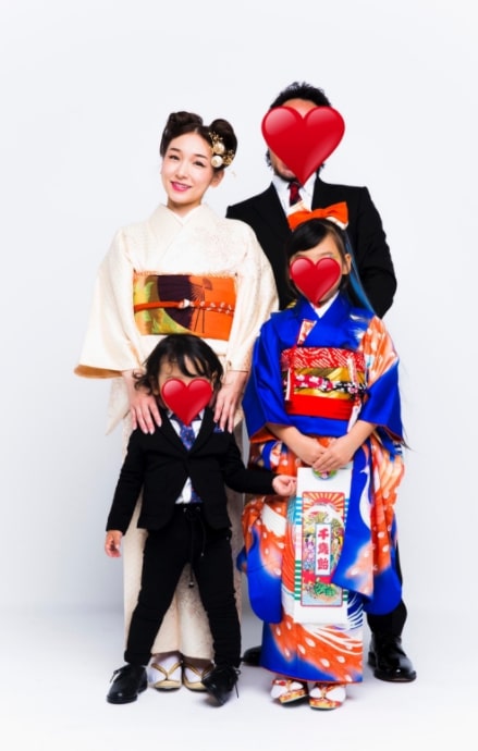 写真 加護亜依、夫・娘・息子とのフォーマル家族写真に「イカしたfamily」「娘さんめちゃ加護ちゃん」と反響 - エンタメ - ニュースクランクイン