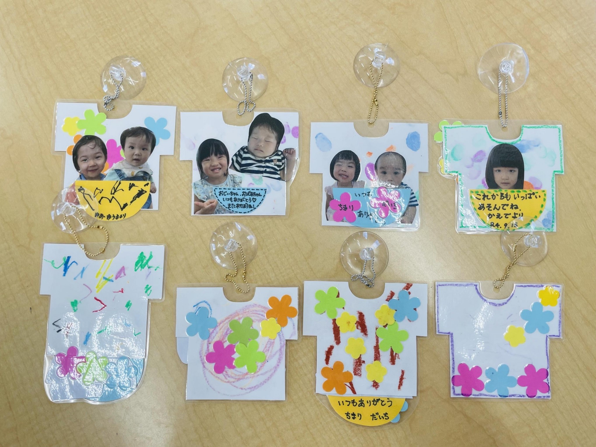 敬老の日製作✂️ 紙テープで花を表現しました！ 紙テープで使った花びらの回りの花もシール貼りで自由に貼ります👦みんな違った花束が出来て楽しそうですね👌 . 保育士の補助の仕方にもよりますが、 3歳児〜出来そうですね😊 保育 保育士 保育園保育園製作 手作り