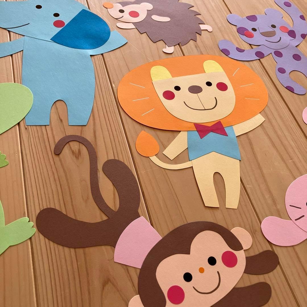 イロドリ用紙店壁面製作の顔作り、この配置にすると可愛く見せるのが比較的簡単だと思います♩ この配置でなくても可愛いお顔は作れますが、顔作り迷子な方は、ぜひ一度お試し下さい◡̈ 顔の小さいパーツを画用紙で作るのが苦手な方は、イロドリ用紙店のパーツ定規は