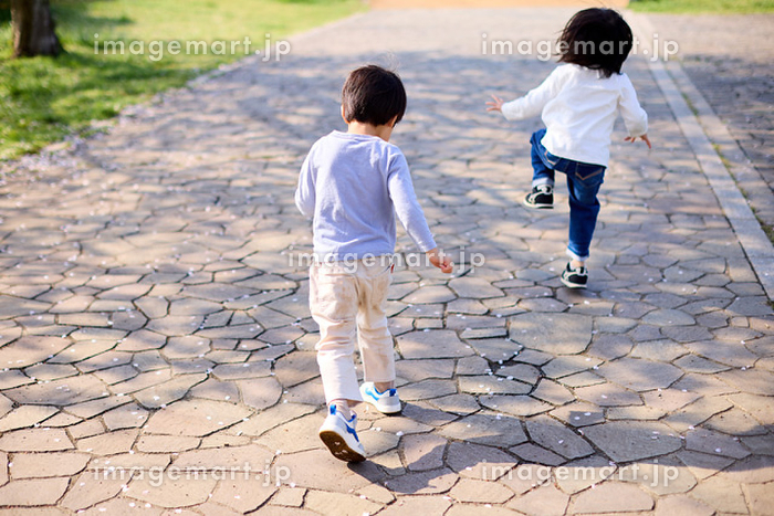 子供後姿」の写真素材5,392件の無料イラスト画像Adobe Stock