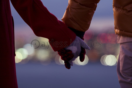 向き合って両手を繋ぐカップルの手 - No: 25293574写真素材なら「写真AC」無料 フリー ダウンロードOK