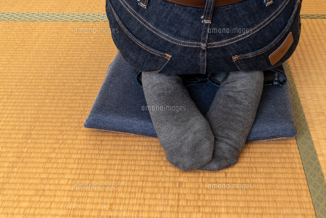 和室にて畳の上に正座する着物を着た若い女性の後ろ姿の写真・画像素材-Snapmart スナップマート