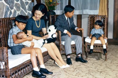 写真3ページ目 愛子さま20歳 堂々とした“天皇の娘”の風格と気品 元皇族・黒田清子さんから“お祝いのごあいさつ” シンプルなローブ・デコルテの理由文春オンライン