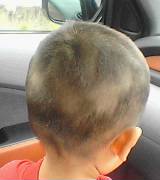 パパが次男の髪を切ったんだけど、絶対失敗だよねこれ😂😂😂まばらだし地肌見えてるし、絶対頭寒いやん😂😂😂 こちら北海道です笑明日保育園行ったら何て言われるんだろう😂