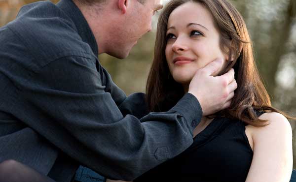 顔を触る心理とは？彼氏や男友達の隠された本音を読み解こう - Jメールマッチング